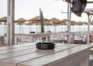 יורדים לאילת? אלו המקומות שמותר לכם לעשן בהם